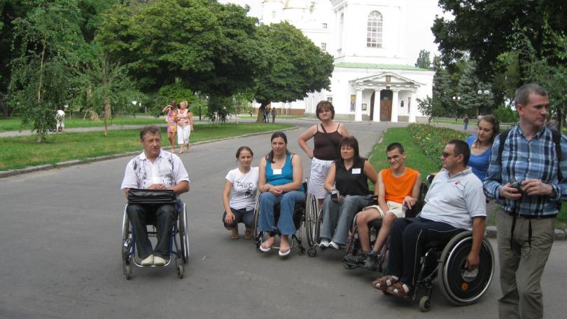 Copiii cu dizabilități –  ținuți departe de restul societății