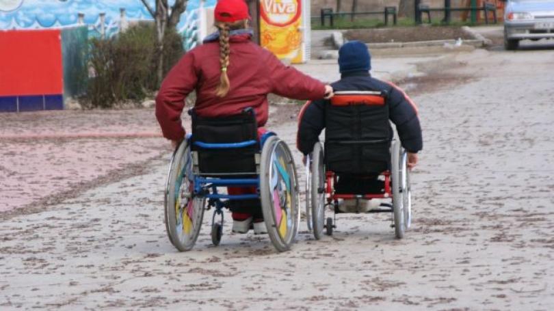 Persoanele cu dizabilităţi sortite să accepte cărucioarele de pomană
